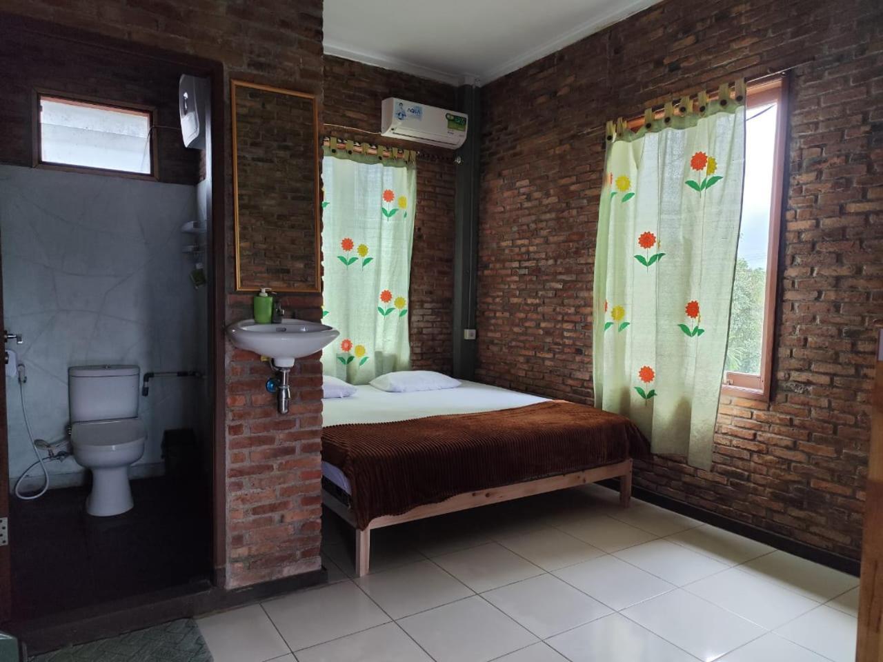 Bua Guest House Medan Exterior photo